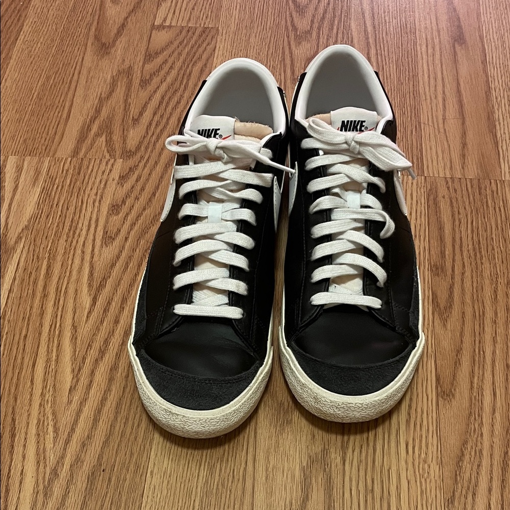 Nike Men's Black and White Low-Top Sneakers
